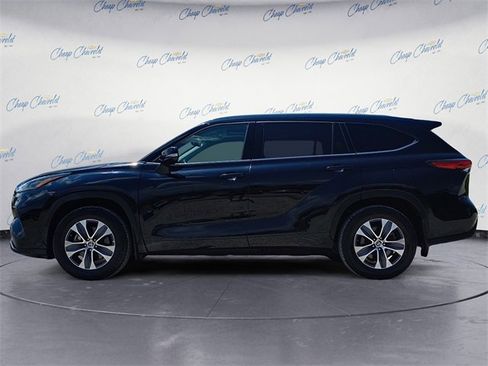 Used 2022 Toyota Highlander XLE image 2