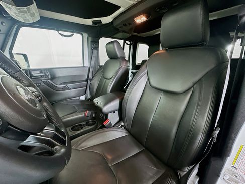 Used 2017 Jeep Wrangler Unlimited Sahara image 13