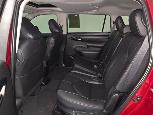 Used 2025 Toyota Highlander XLE image 11