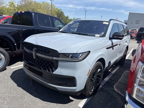 Used 2025 Lincoln Navigator Reserve w/ Jet Appearance Package image 8