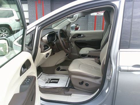 Used 2018 Chrysler Pacifica Touring-L FWD image 14