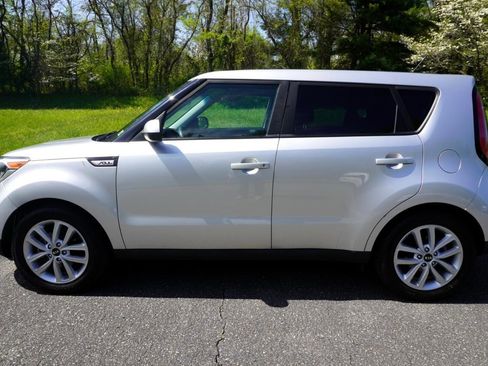 Used 2019 Kia Soul + FWD image 5