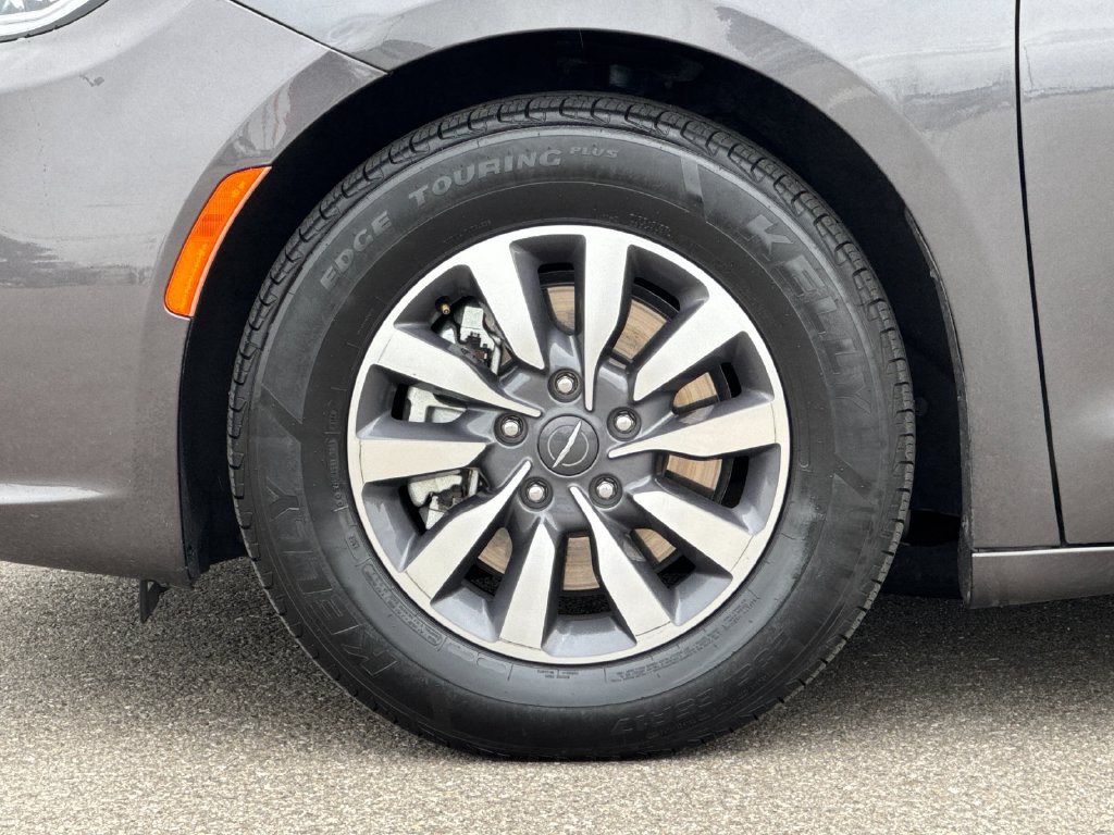 Used 2023 Chrysler Pacifica Touring-L FWD image 31