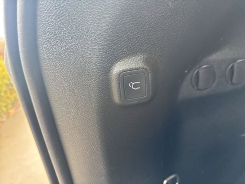 Used 2019 Jeep Cherokee Limited image 40