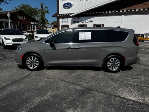 Used 2025 Chrysler Pacifica Select FWD image 8