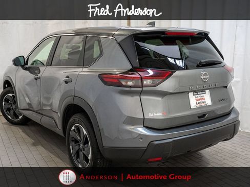 Used 2024 Nissan Rogue SV AWD/4WD image 3