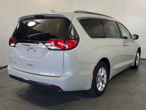 Used 2020 Chrysler Pacifica Touring-L Plus w/ Tire & Wheel Group image 6