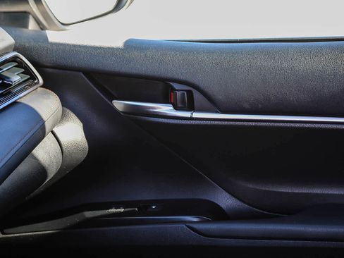 Used 2020 Toyota Camry LE image 21