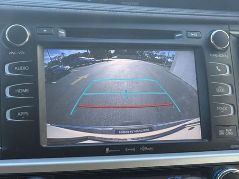 Used 2019 Toyota Highlander XLE image 26