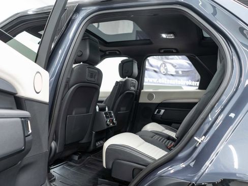 Used 2024 Land Rover Discovery Dynamic SE AWD/4WD image 17