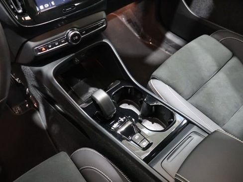 Used 2025 Volvo XC40 B5 Plus image 30