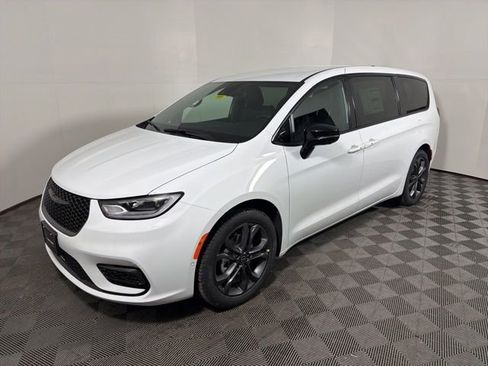 New 2026 Chrysler Pacifica Select image 3