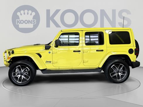 Used 2024 Jeep Wrangler Unlimited w/ Convenience Group AWD/4WD image 2