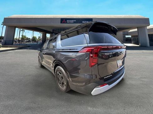 Used 2026 Kia Carnival FWD image 8