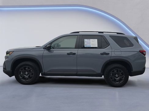 Used 2025 Honda Pilot TrailSport image 2