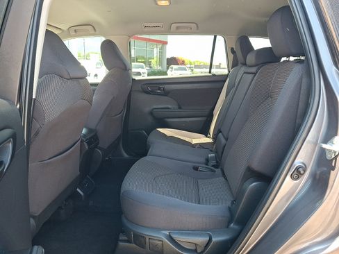 Used 2024 Toyota Highlander LE AWD/4WD image 11