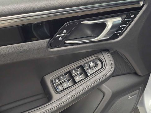Used 2025 Porsche Macan AWD/4WD image 23