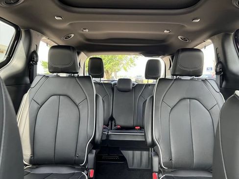 New 2025 Chrysler Pacifica Limited FWD image 32