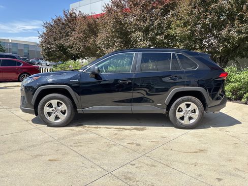 Used 2021 Toyota RAV4 LE AWD/4WD image 9