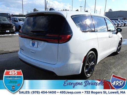 New 2026 Chrysler Pacifica Select image 5