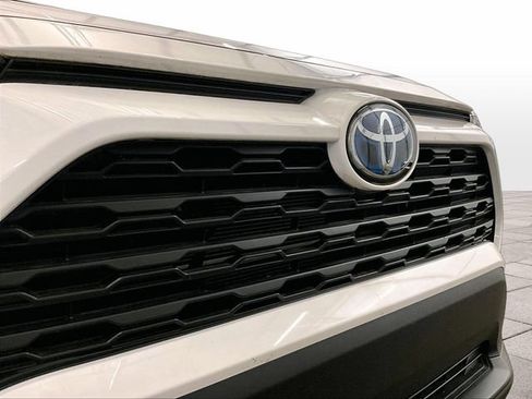 Used 2021 Toyota RAV4 LE AWD/4WD image 29