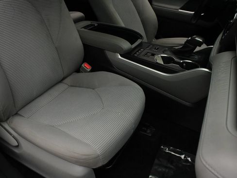Used 2021 Toyota Highlander LE AWD/4WD image 32