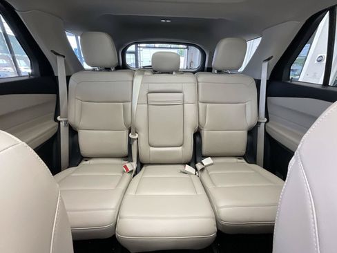 Used 2022 Ford Explorer XLT w/ Equipment Group 202A AWD/4WD image 14