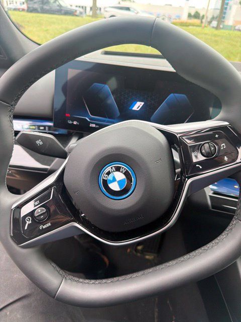 Used 2024 BMW i5 eDrive40i w/ Premium Package RWD image 2