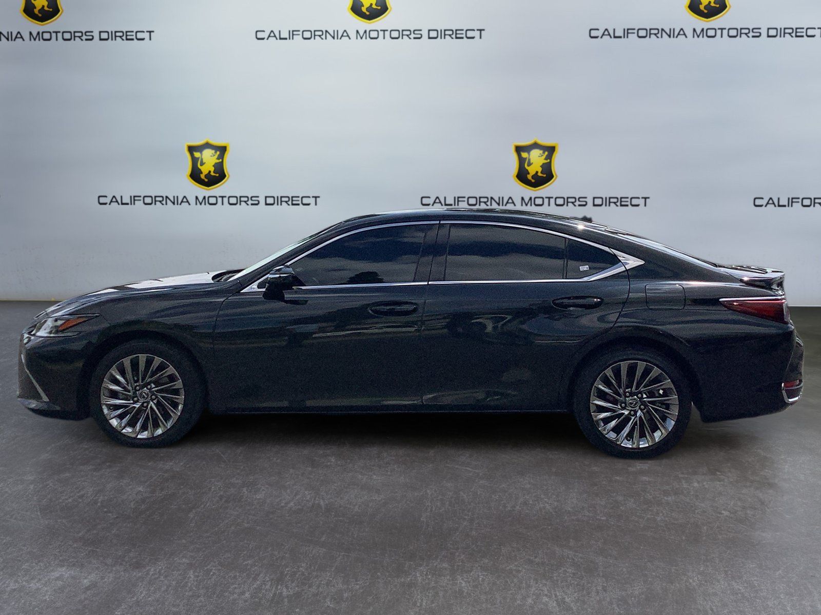 Used 2025 Lexus ES 300h w/ Luxury Package FWD image 2