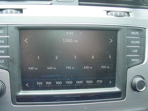 Used 2017 Volkswagen Golf Wolfsburg Edition image 18