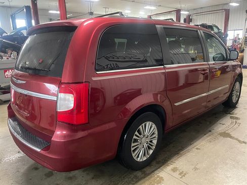 Used 2015 Chrysler Town & Country Touring-L image 6