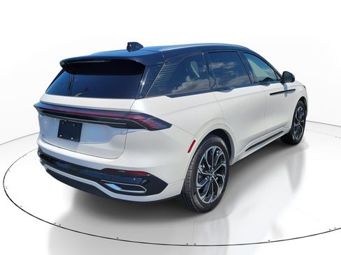 Used 2025 Lincoln Nautilus Reserve AWD/4WD image 6