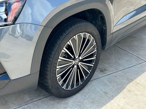 Used 2025 Volkswagen Taos SE FWD image 9