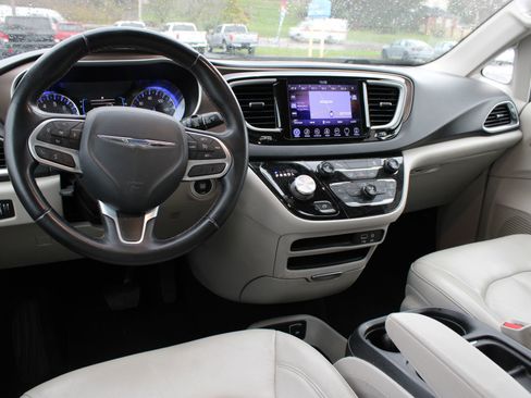 Used 2017 Chrysler Pacifica Touring-L image 24