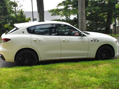 Used 2023 Maserati Levante Modena AWD/4WD image 9