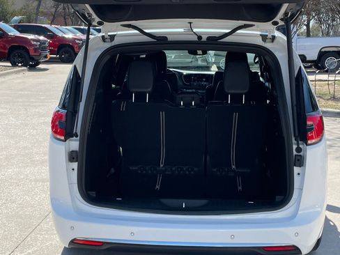 Used 2025 Chrysler Pacifica Select image 24