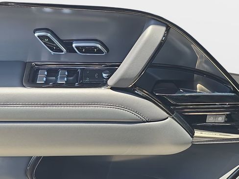 Certified 2025 Land Rover Range Rover Sport SE AWD/4WD image 29