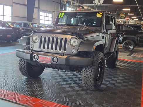 Used 2017 Jeep Wrangler Sahara w/ Connectivity Group AWD/4WD image 4
