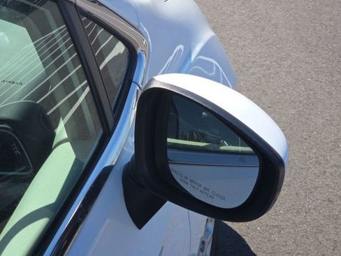 Used 2023 Chrysler Pacifica Touring-L FWD image 7