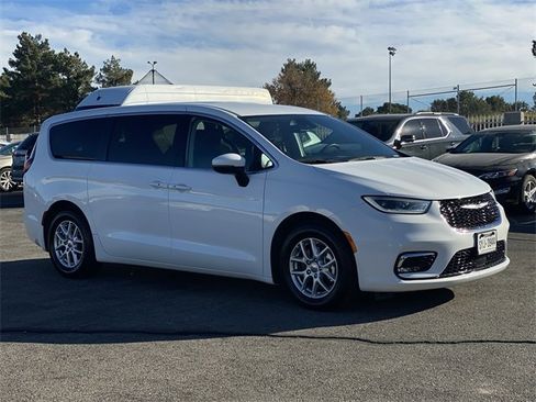 Used 2023 Chrysler Pacifica Touring-L image 3