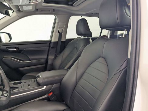 Certified 2021 Toyota Highlander XLE image 13