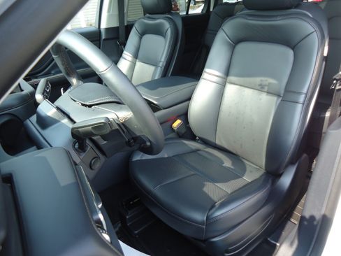 Used 2026 Lincoln Aviator AWD w/ Jet Appearance Package image 18