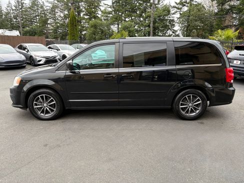 Used 2017 Dodge Grand Caravan SXT image 4