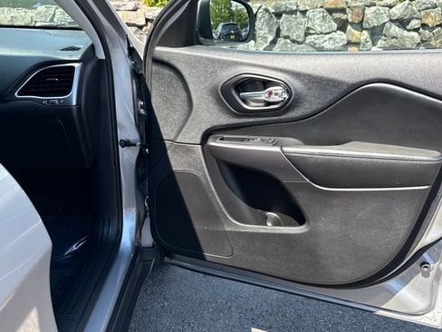 Used 2020 Jeep Cherokee Latitude FWD image 23