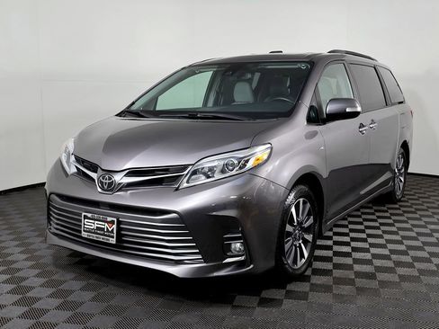 Used 2018 Toyota Sienna Limited image 3