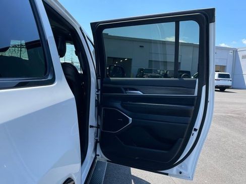 Certified 2024 Jeep Wagoneer L Series II w/ Flexible Seating Group AWD/4WD image 18