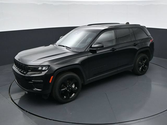 Used 2023 Jeep Grand Cherokee Limited w/ Black Appearance Package AWD/4WD image 39