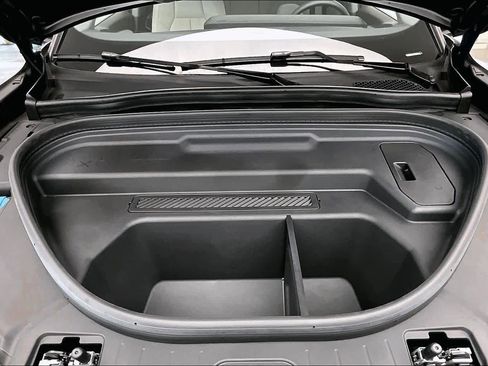 Certified 2025 Audi Q6 e-tron Premium w/ Convenience Package image 28