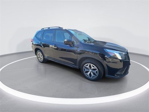 Used 2023 Subaru Forester Premium image 2