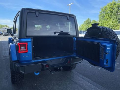 Used 2022 Jeep Wrangler Unlimited Sahara AWD/4WD image 23